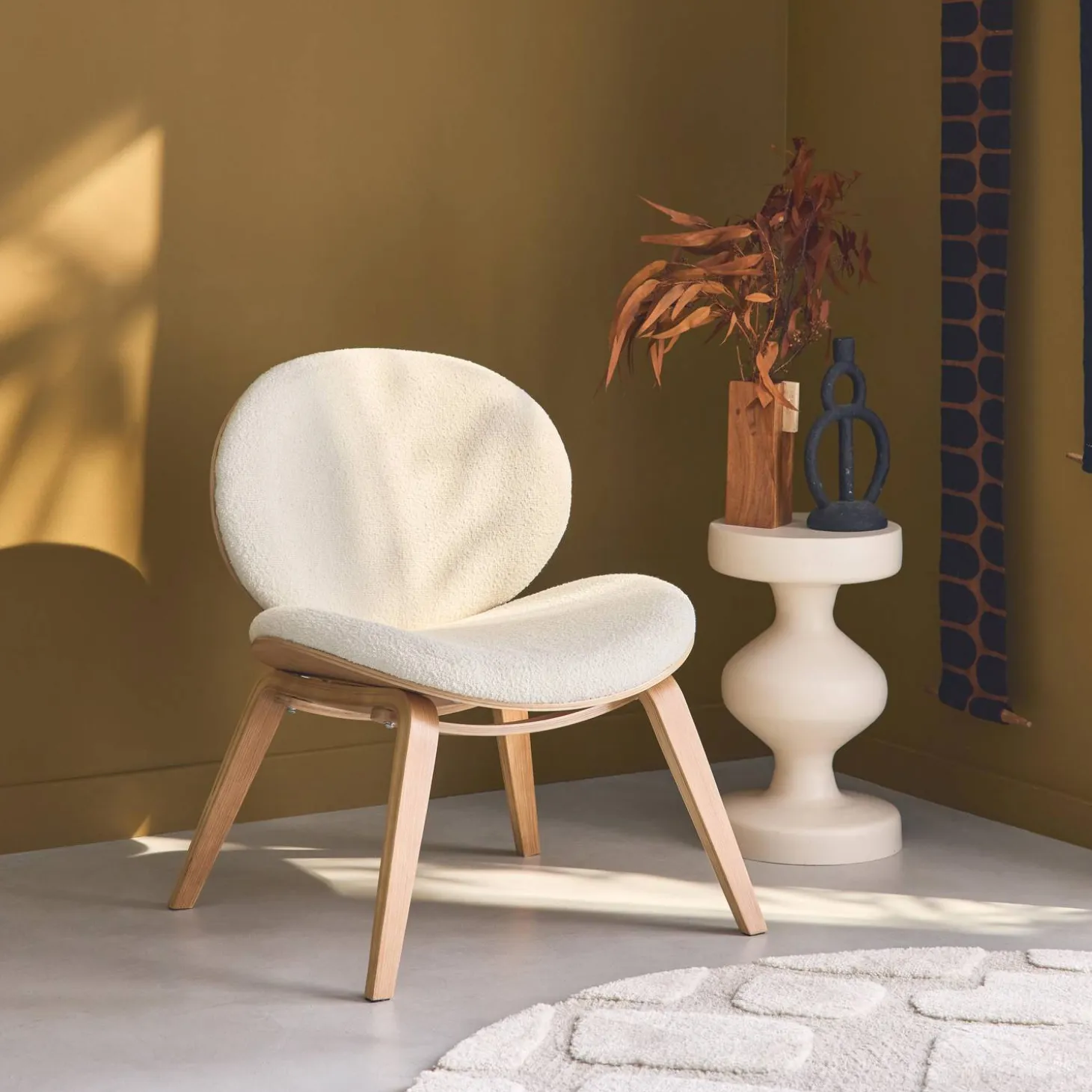 Sillón de madera curvada y borreguito