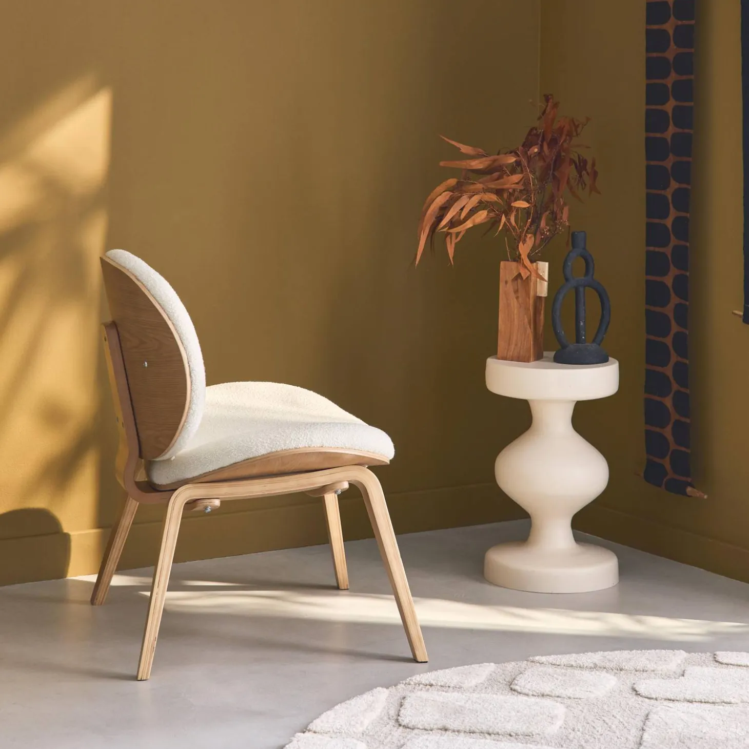 Sillón de madera curvada y borreguito