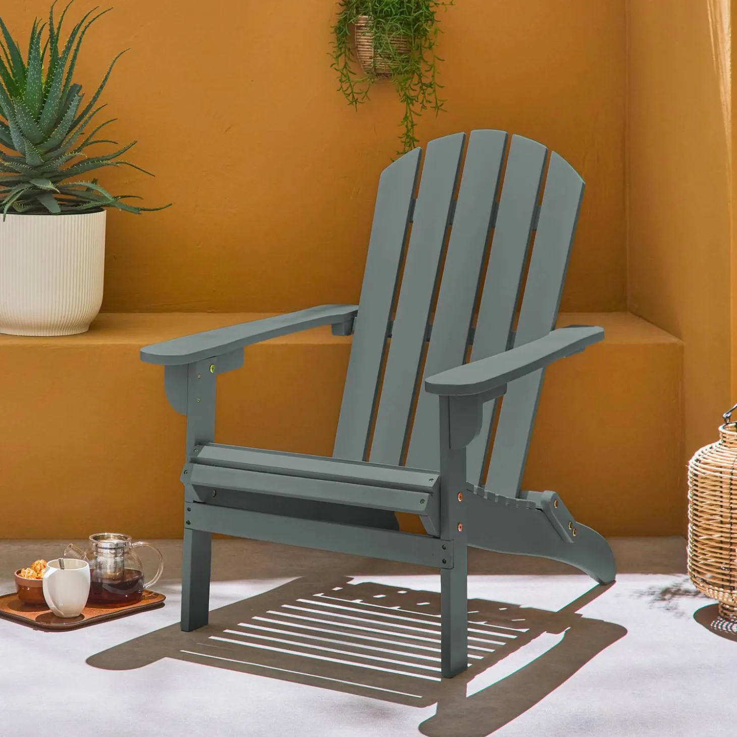 Sillón de madera de acacia con reposabrazos