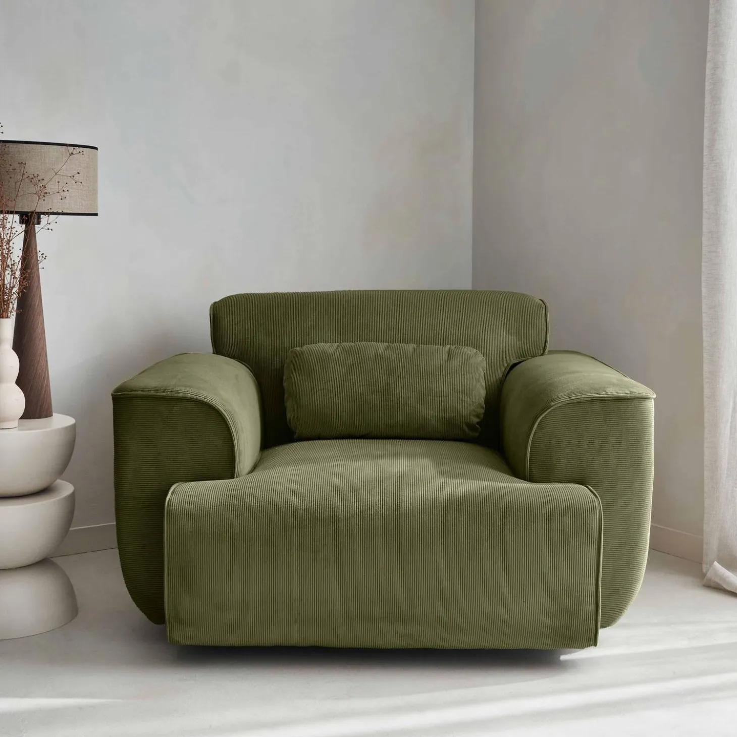 Sillón de pana con cojín