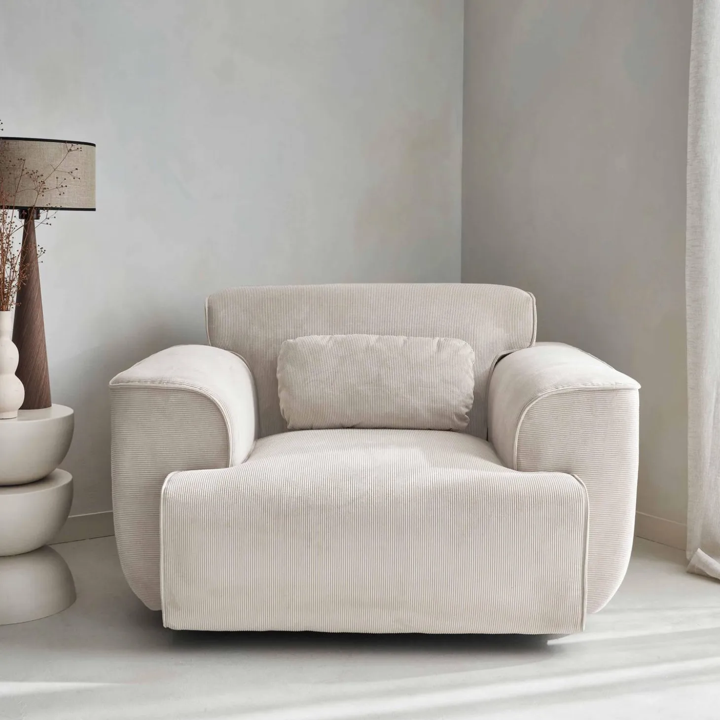 Sillón de pana con cojín