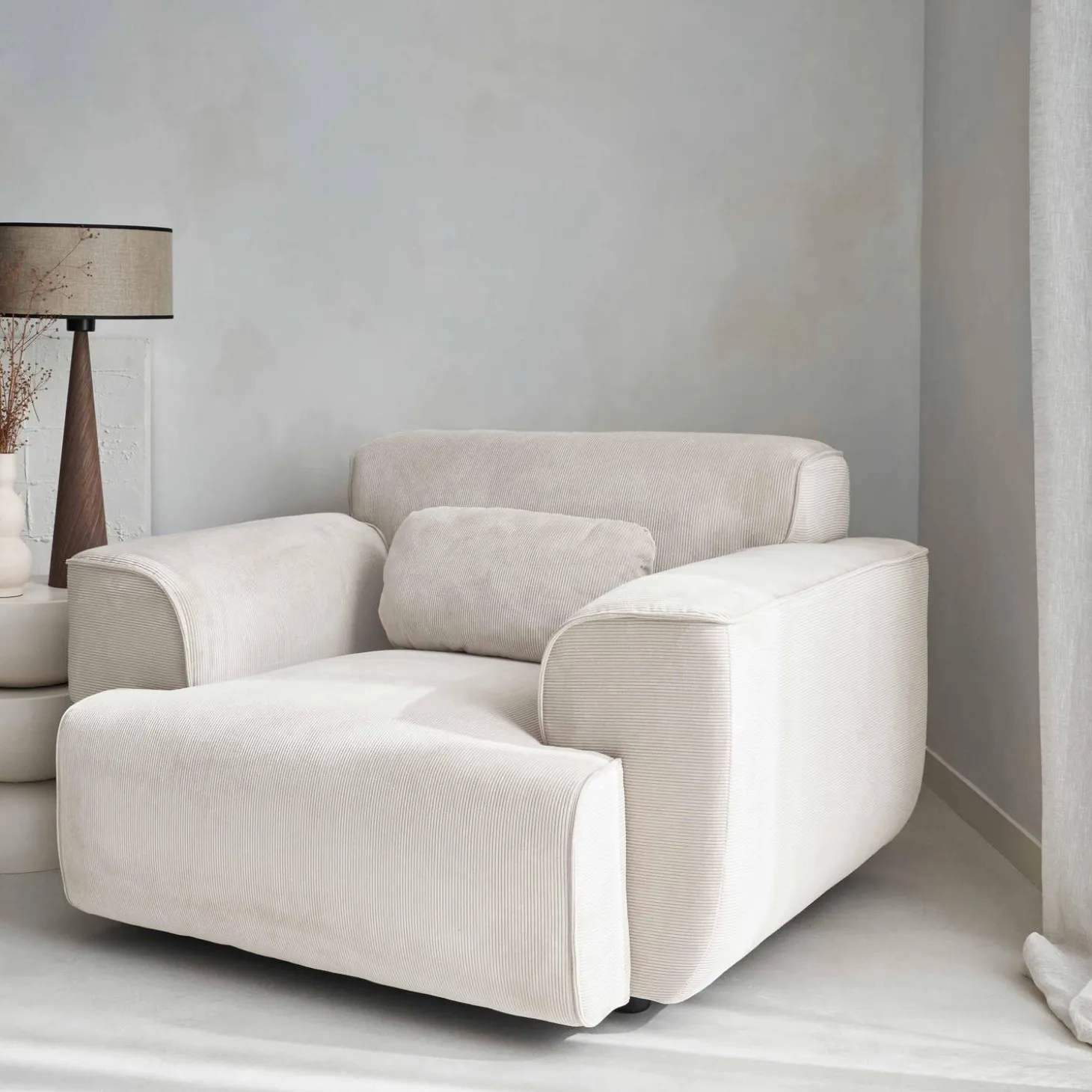 Sillón de pana con cojín