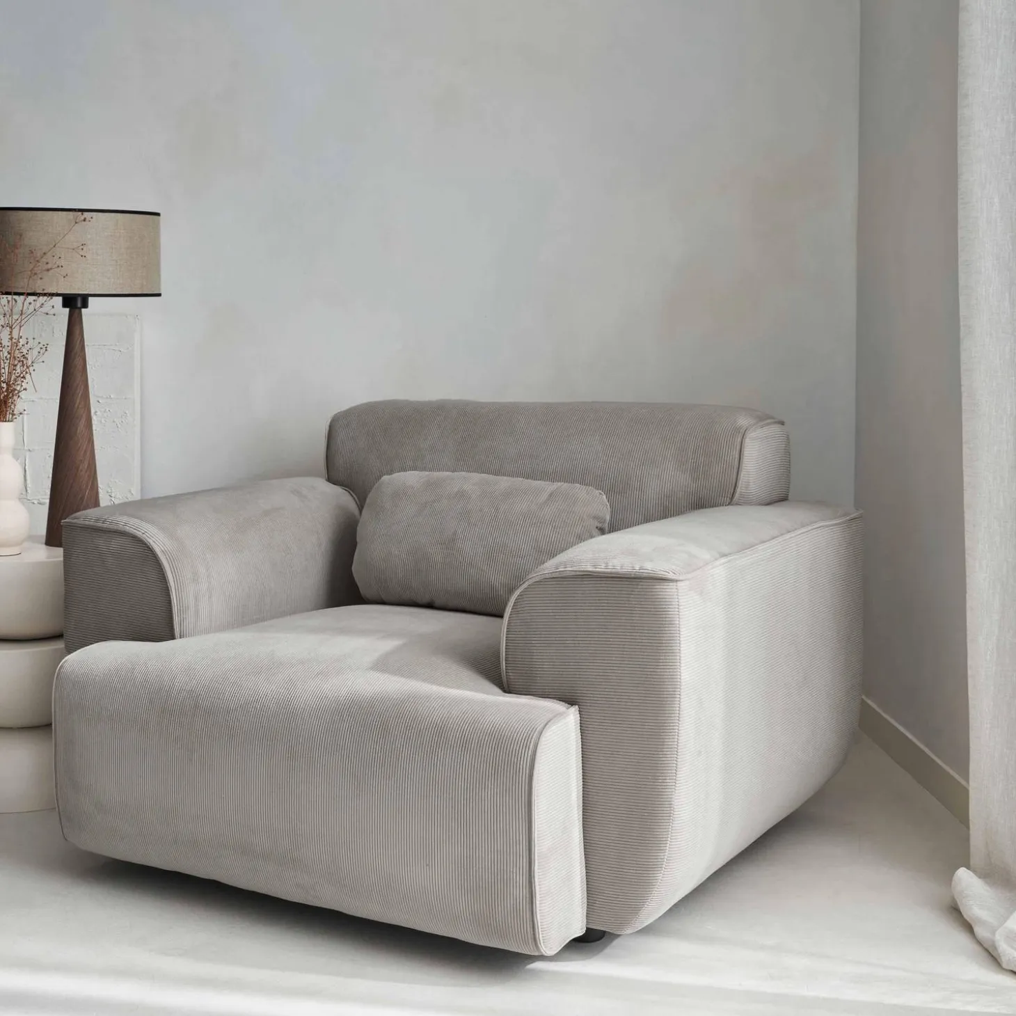 Sillón de pana con cojín