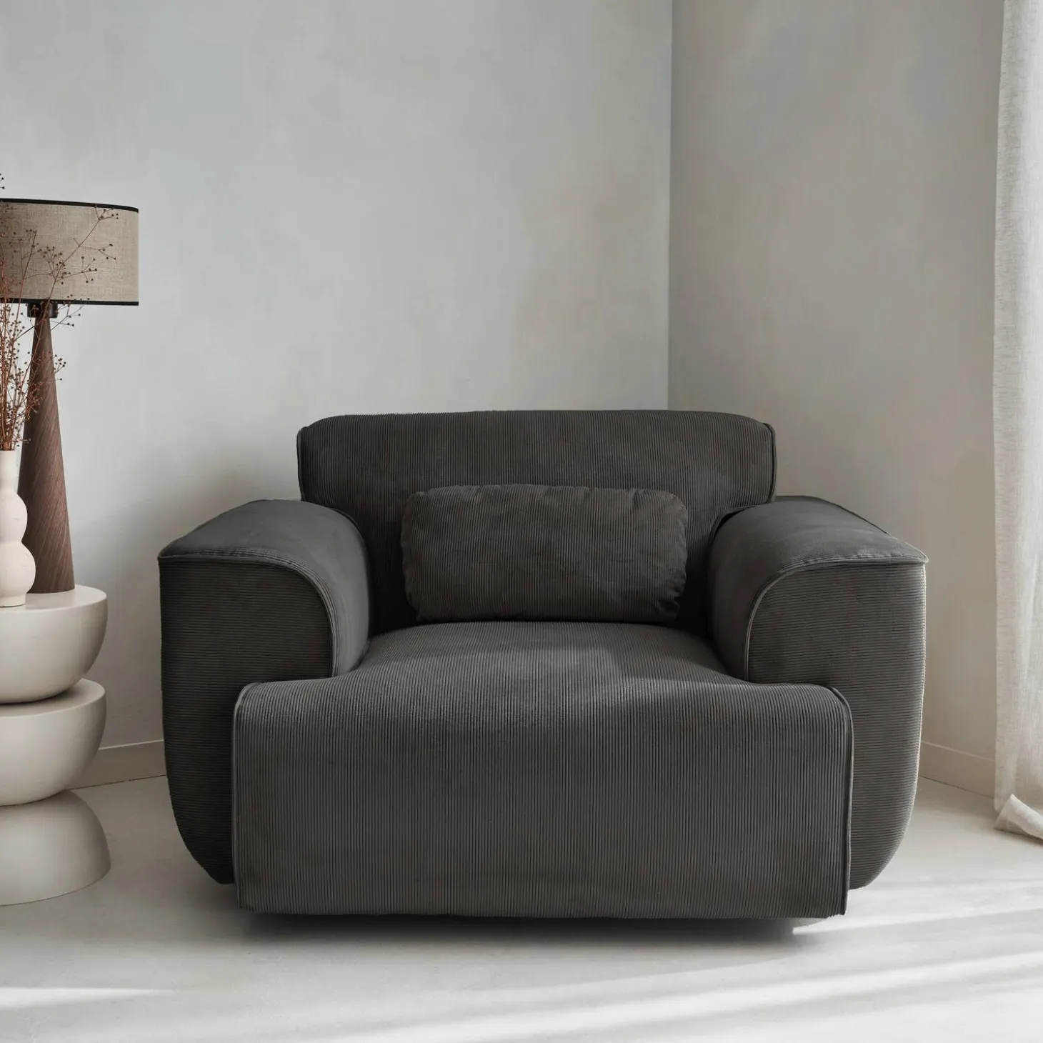 Sillón de pana con cojín