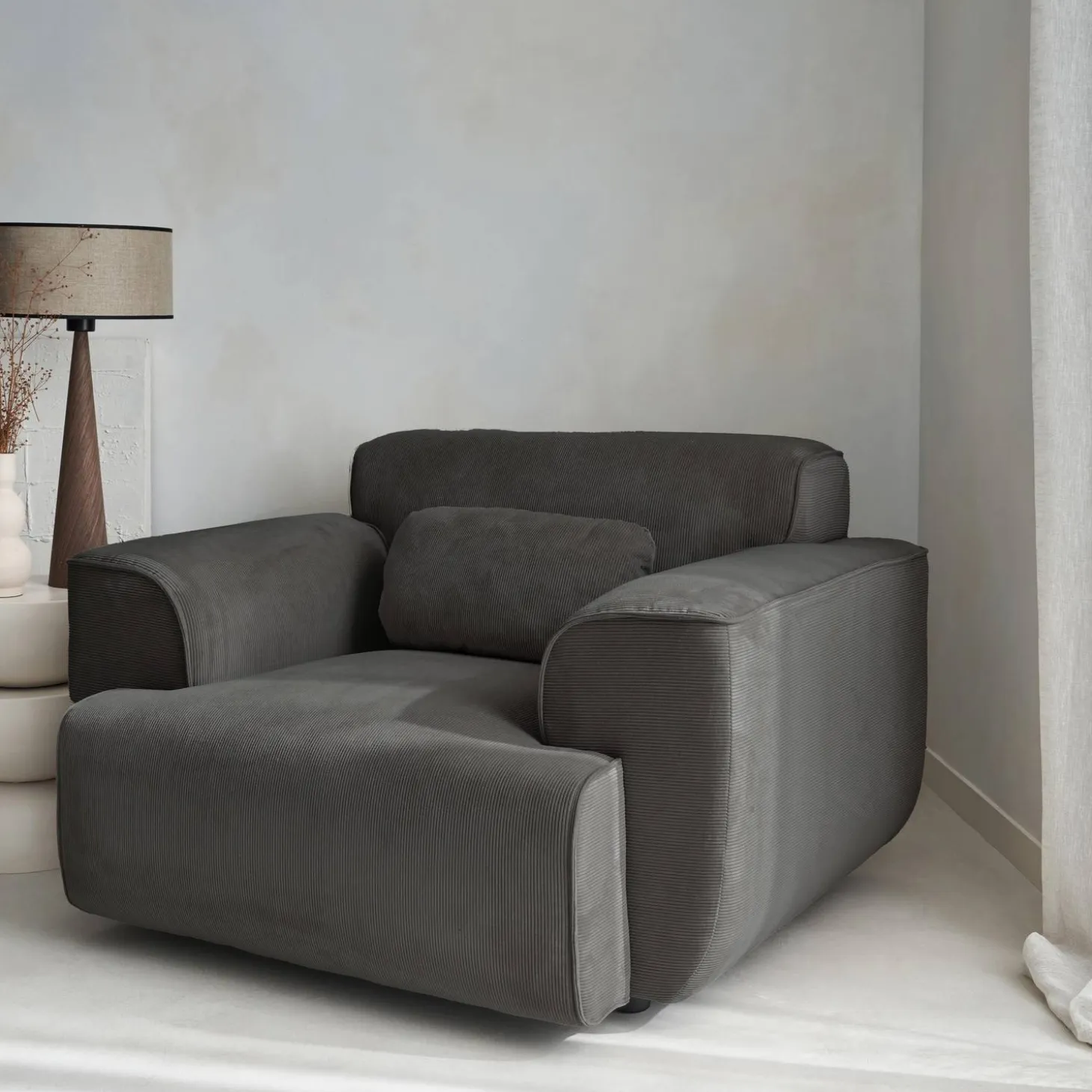 Sillón de pana con cojín