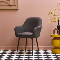 Sillón de pana con patas de metal negro mate