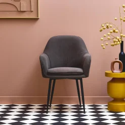 Sillón de pana con patas de metal negro mate