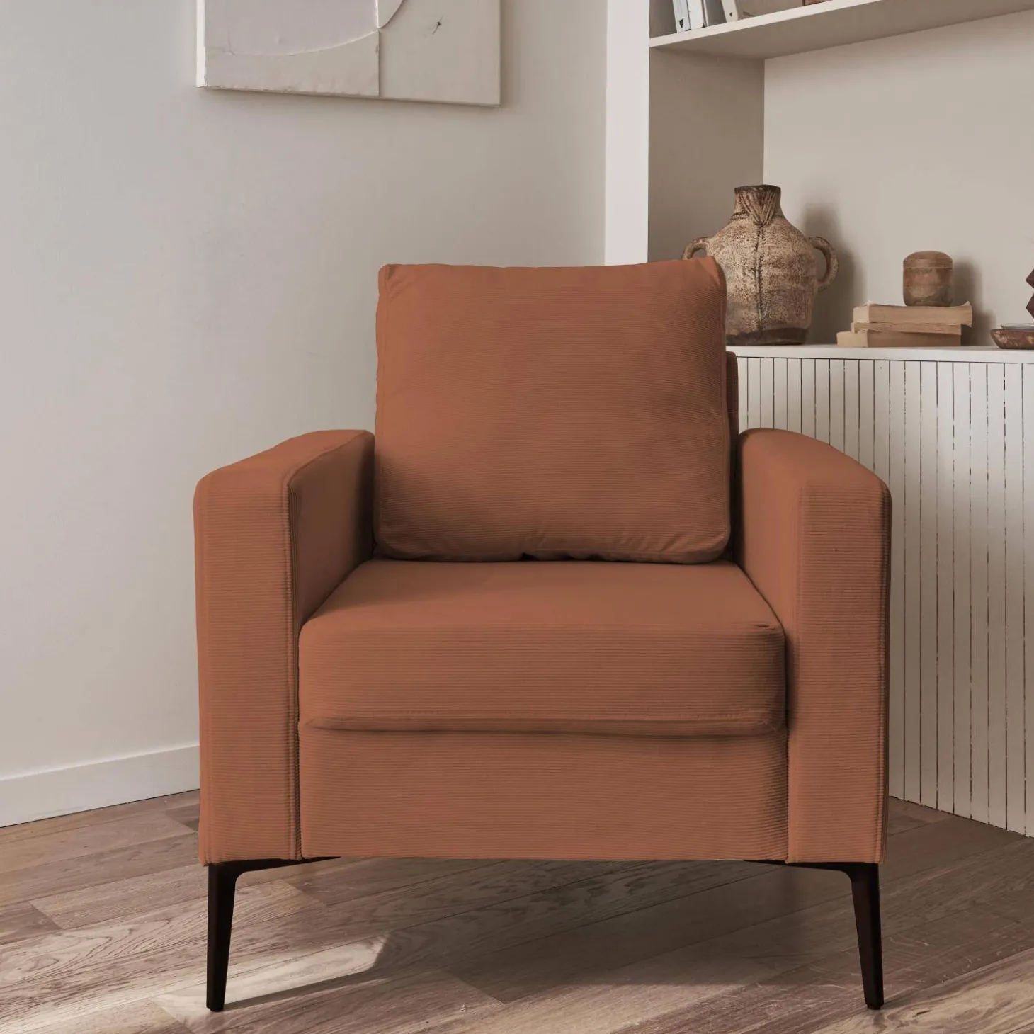 Sillón de pana y patas de metal