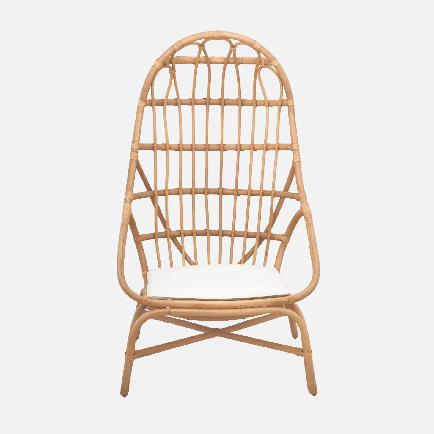 Sillón de ratán en forma de huevo con cojín