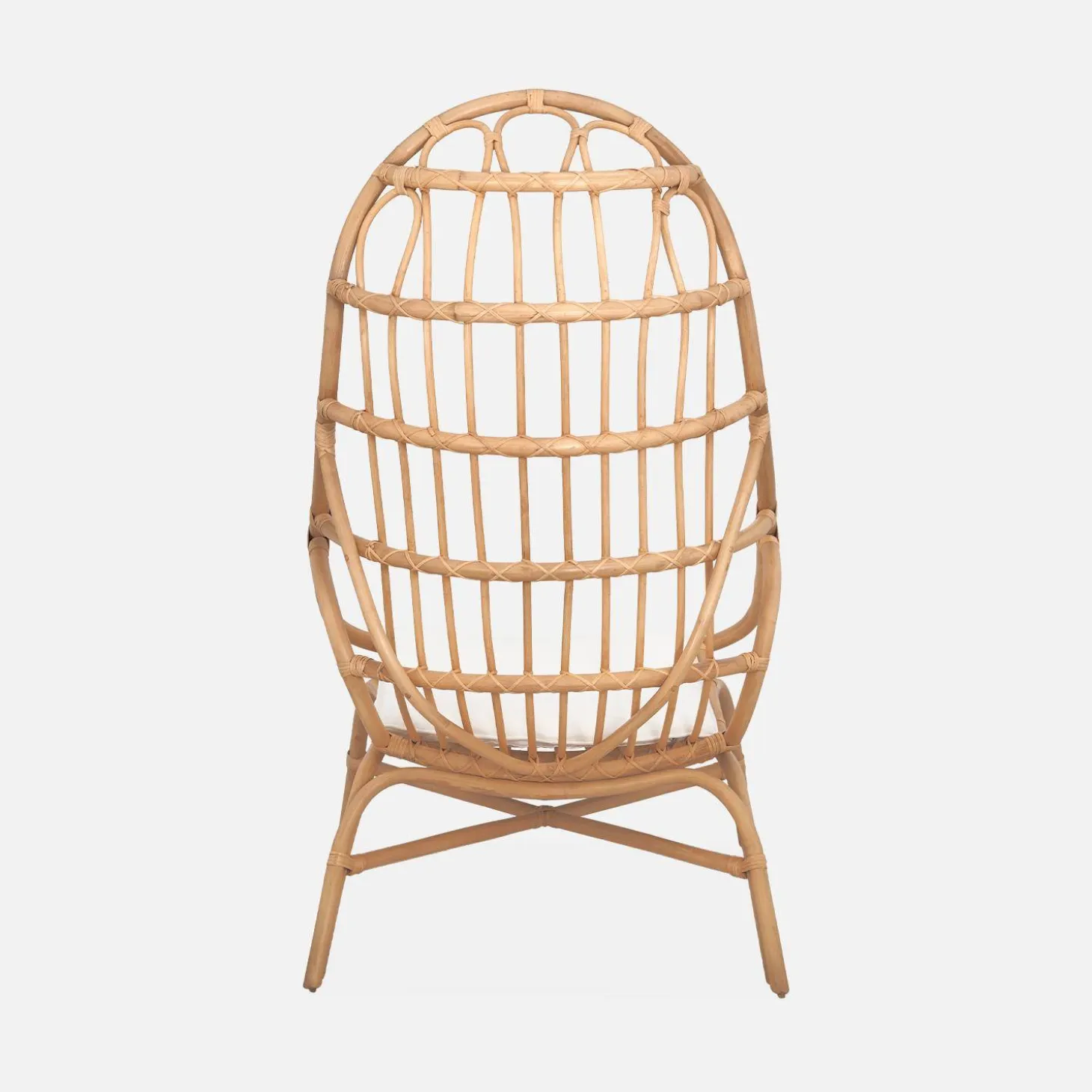 Sillón de ratán en forma de huevo con cojín