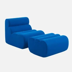 Sillón de tela con reposapiés