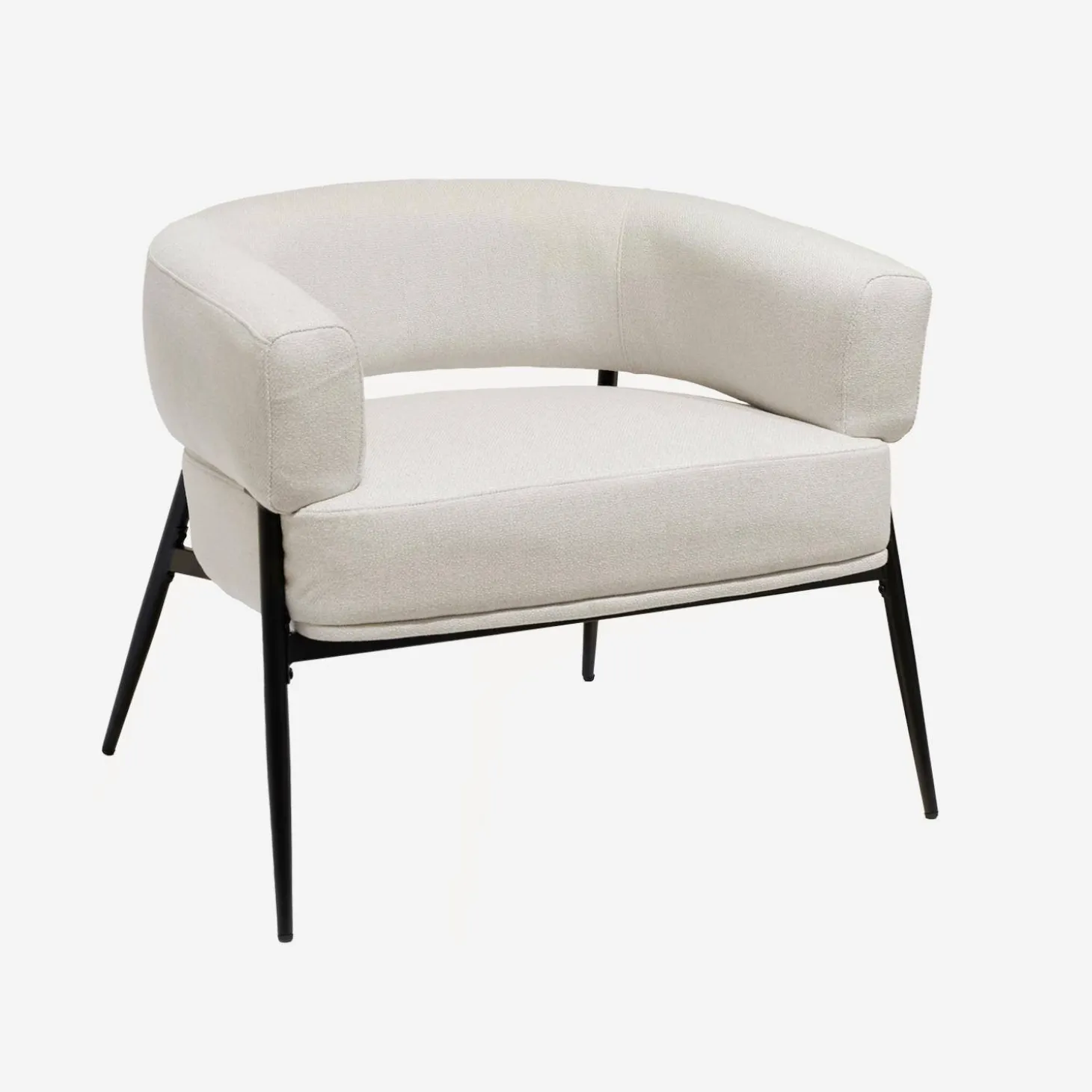 Sillón de tela con respaldo curvo y patas de metal