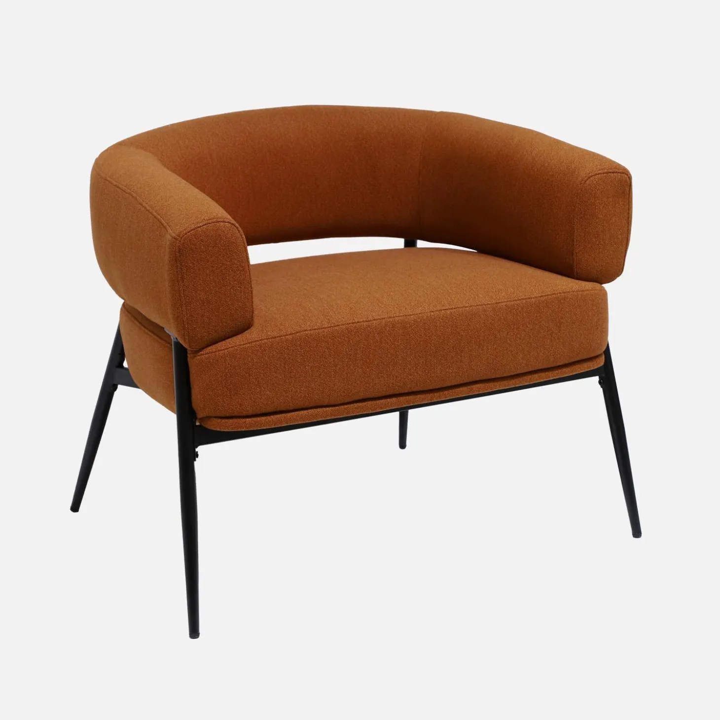 Sillón de tela con respaldo curvo y patas de metal