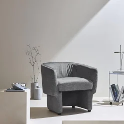 Sillón de tela con respaldo y base redondeada