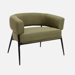 Sillón de tela con respaldo curvo y patas de metal