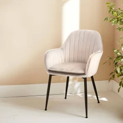 Sillón de terciopelo con patas de metal