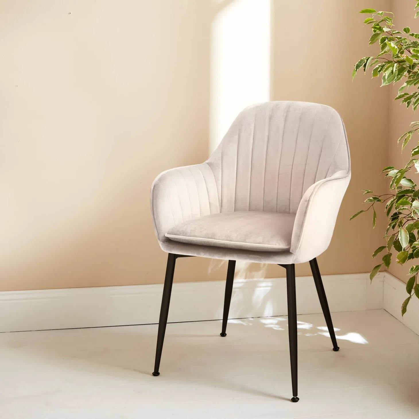 Sillón de terciopelo con patas de metal