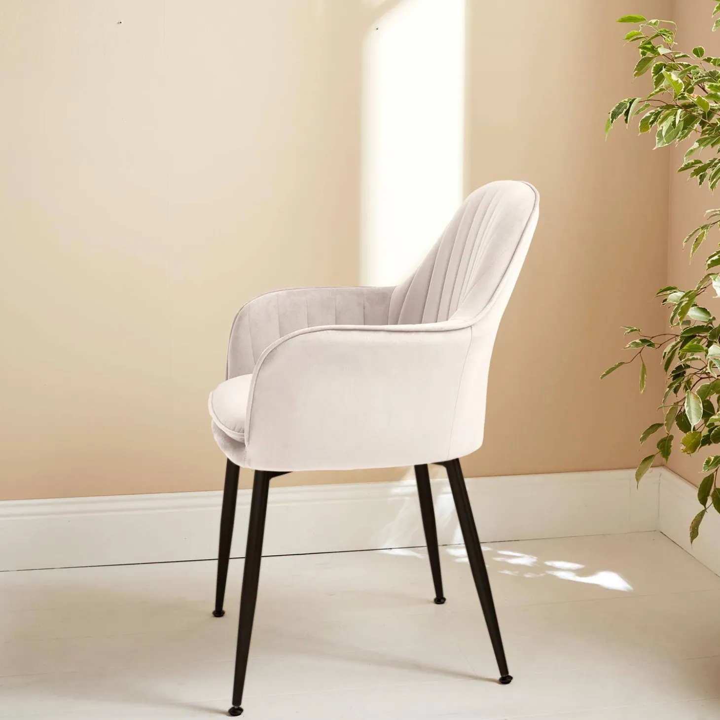 Sillón de terciopelo con patas de metal