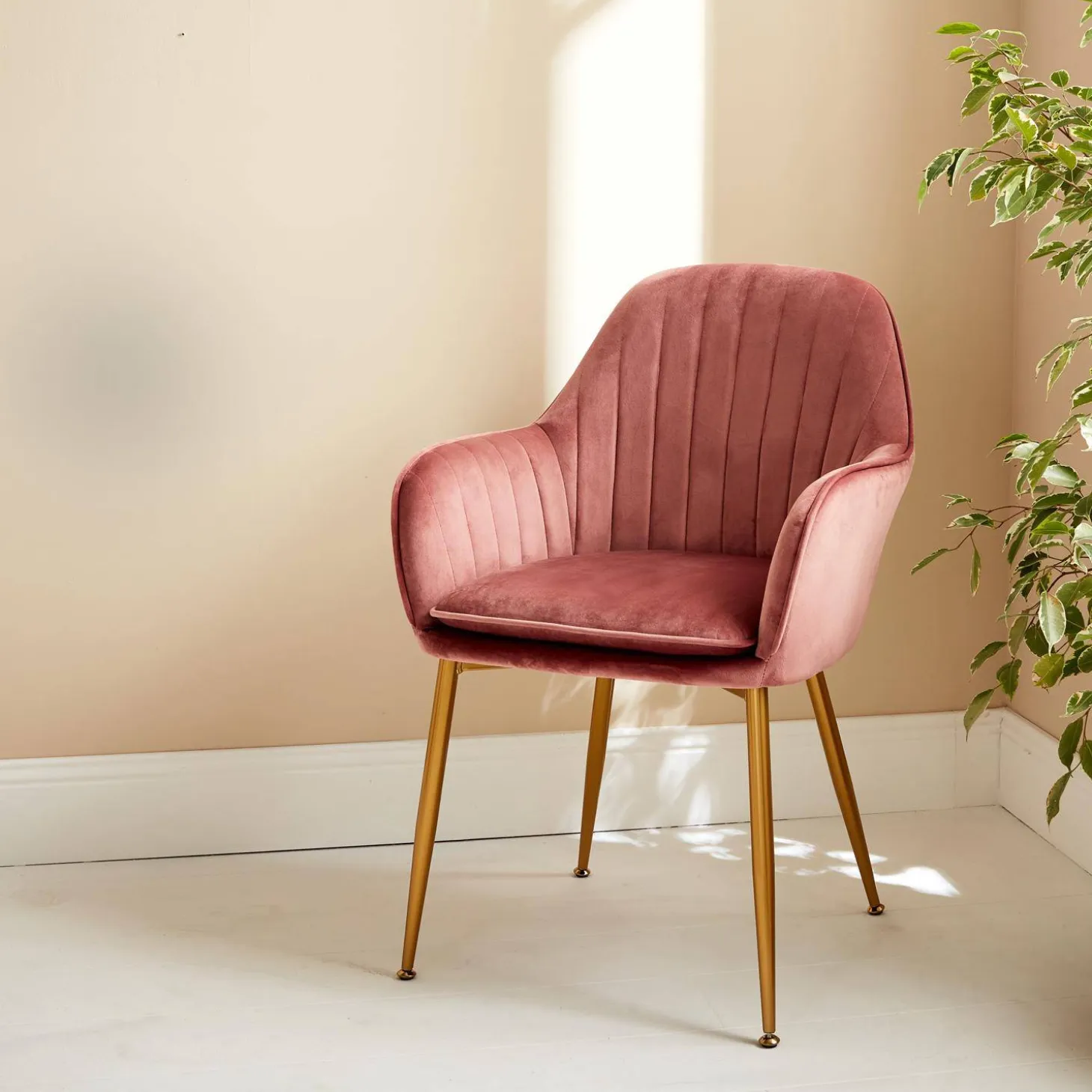 Sillón de terciopelo con patas de metal