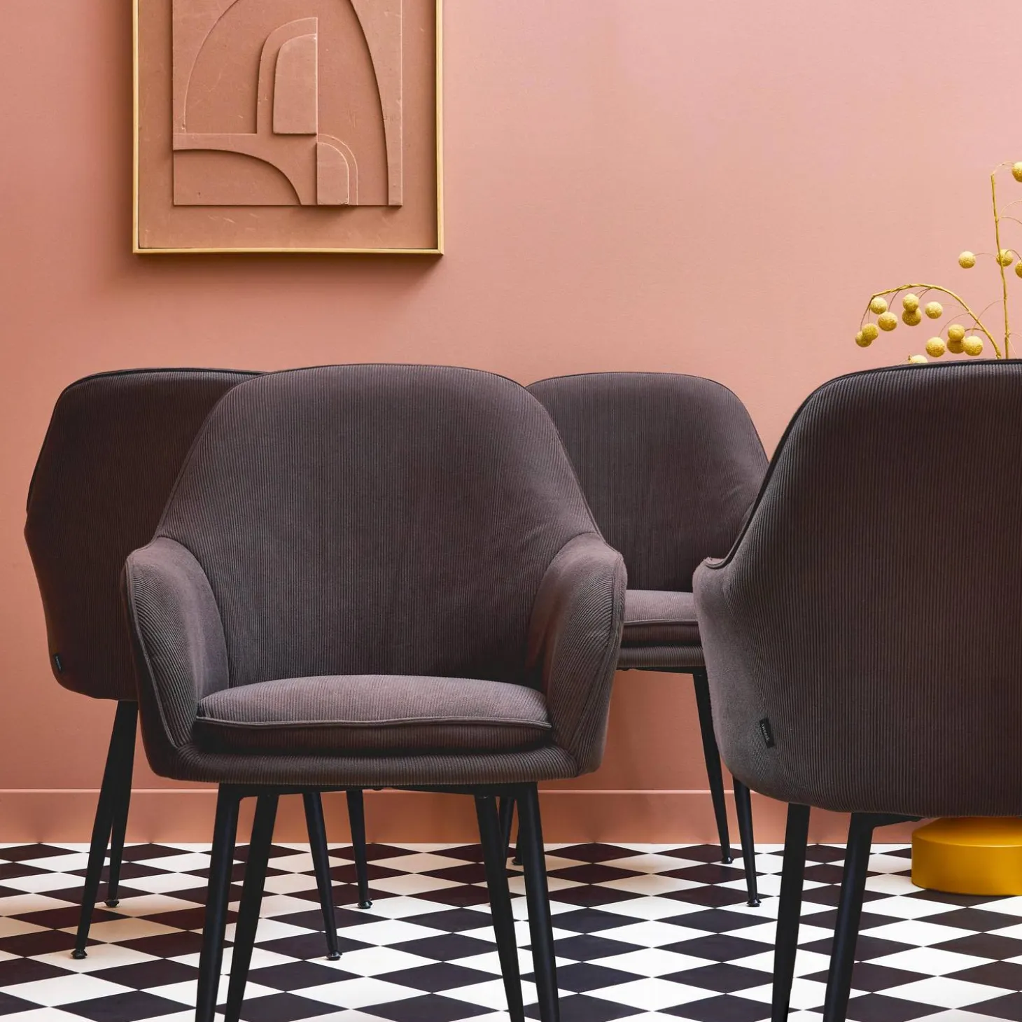 Sillón de terciopelo de canalé y patas de metal negro, set de 4