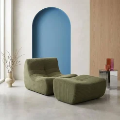 Sillón de terciopelo de pana fina con reposapiés