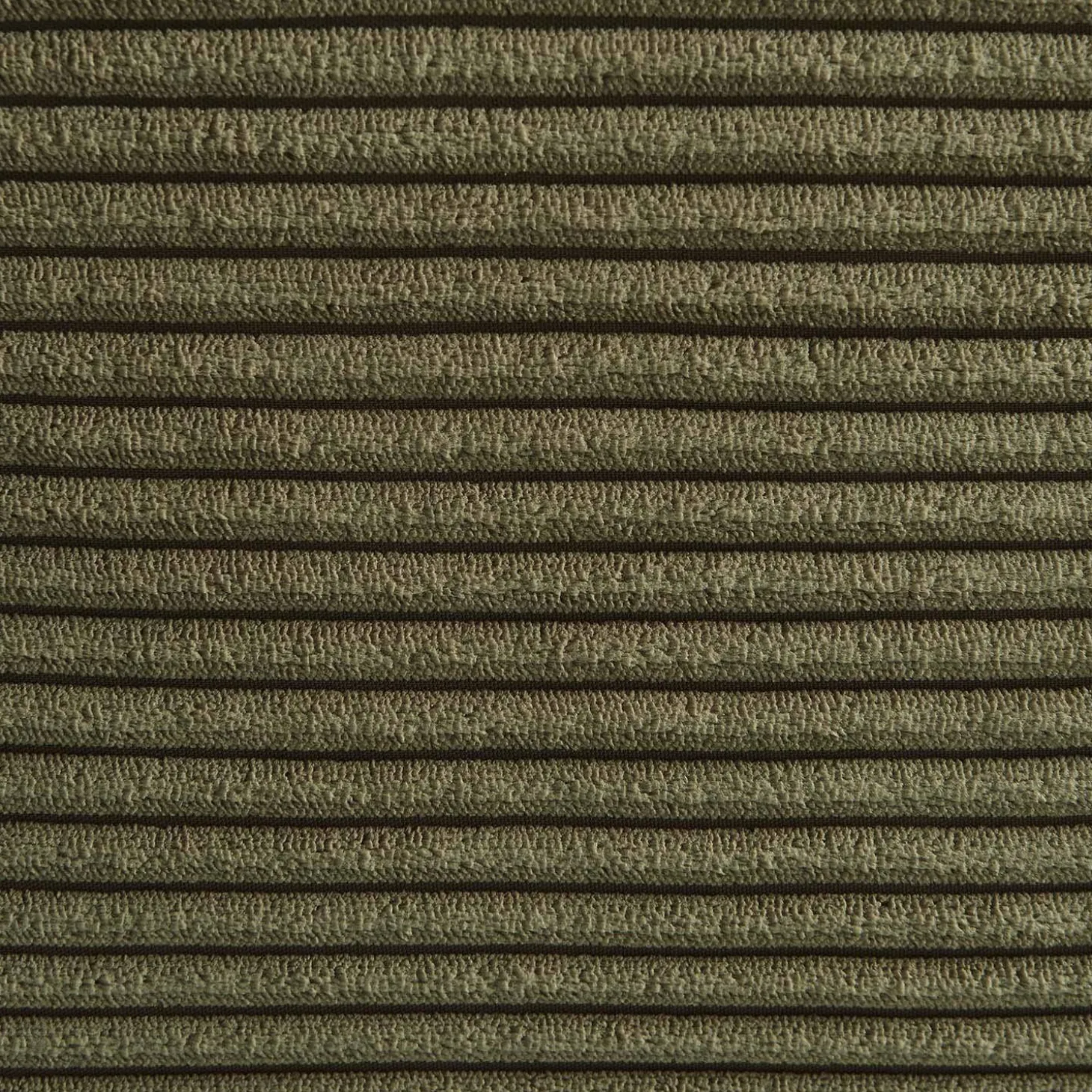 Sillón de terciopelo de pana fina con reposapiés
