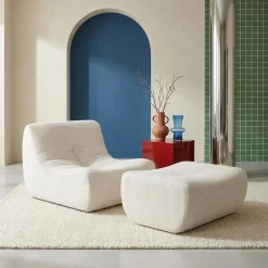 Sillón de terciopelo de pana fina con reposapiés