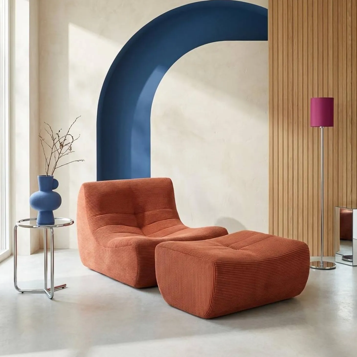 Sillón de terciopelo de pana fina con reposapiés