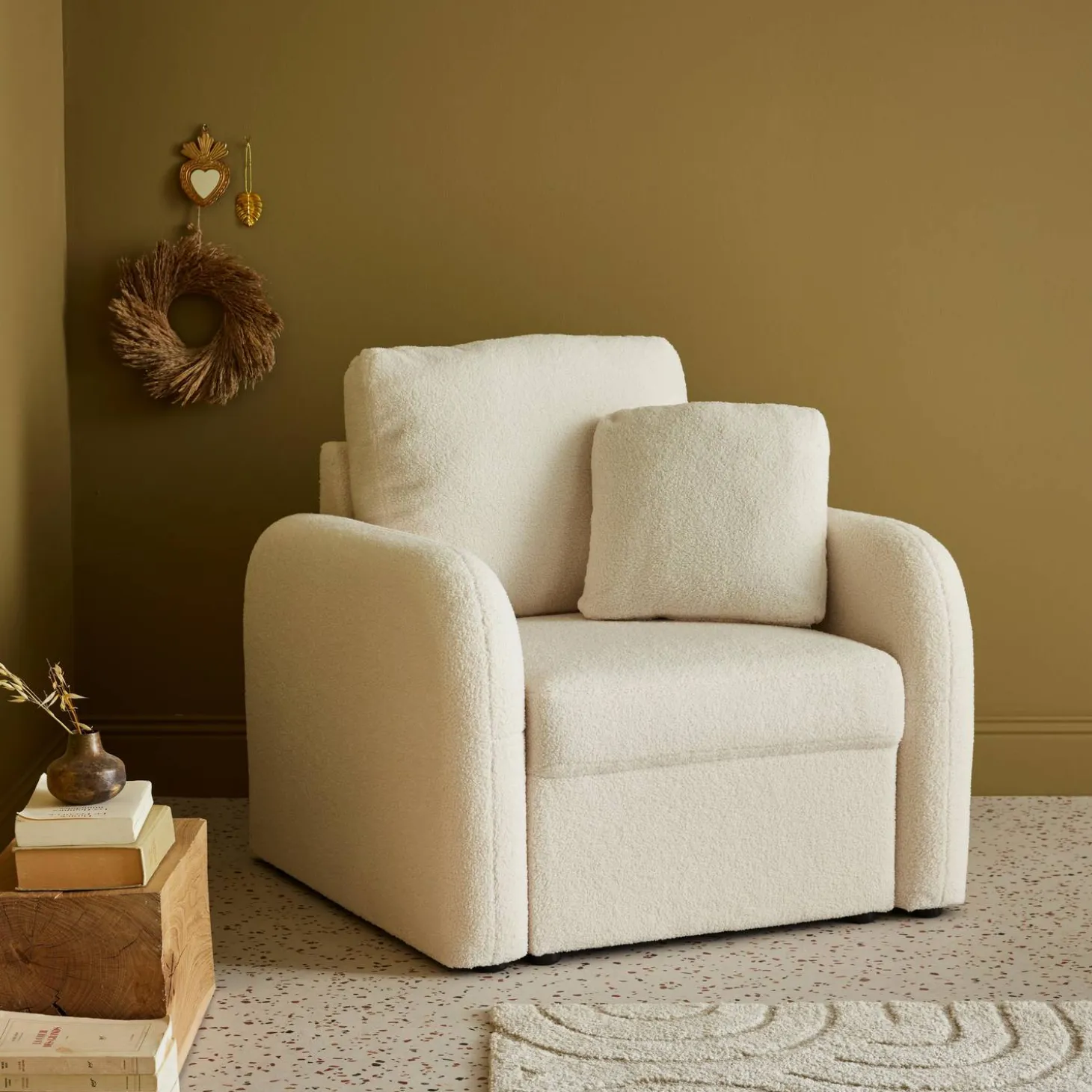 Sillón en tejido borreguito blanco, líneas redondeadas