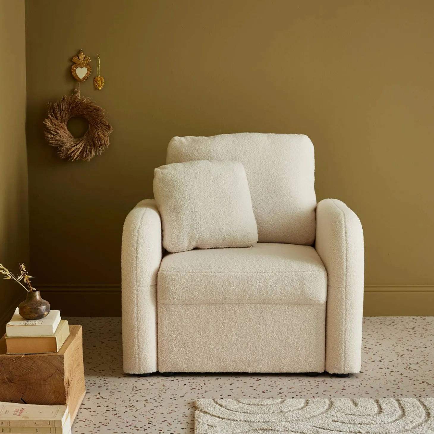 Sillón en tejido borreguito blanco, líneas redondeadas
