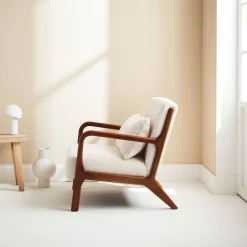 Sillón escandinavo de borreguito y madera de hevea