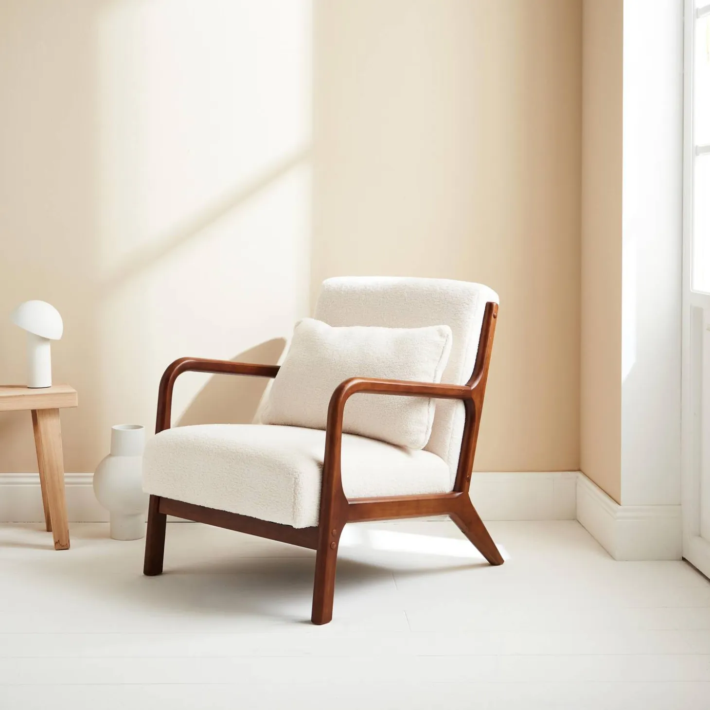 Sillón escandinavo de borreguito y madera de hevea