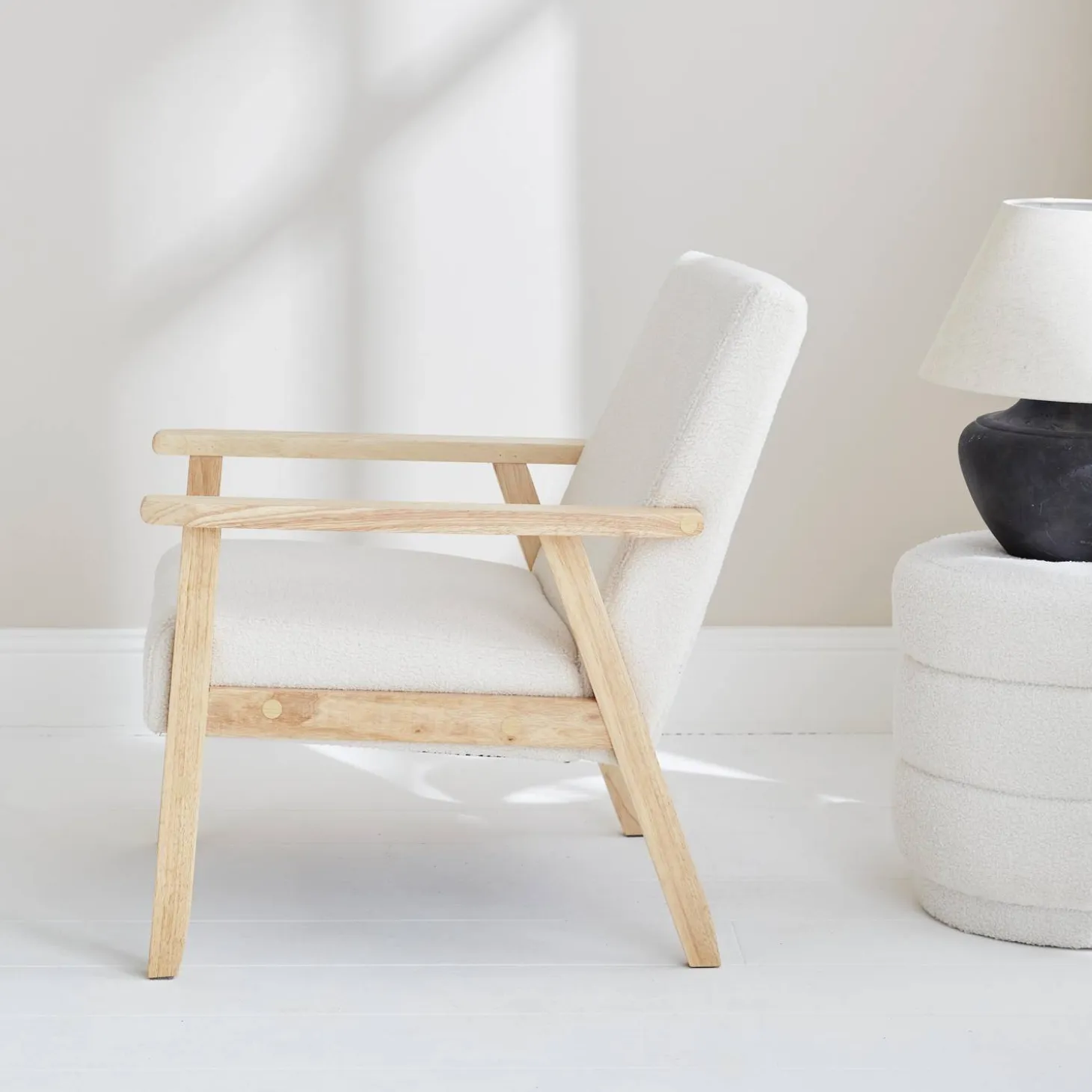 Sillón escandinavo de borreguito y madera de hevea