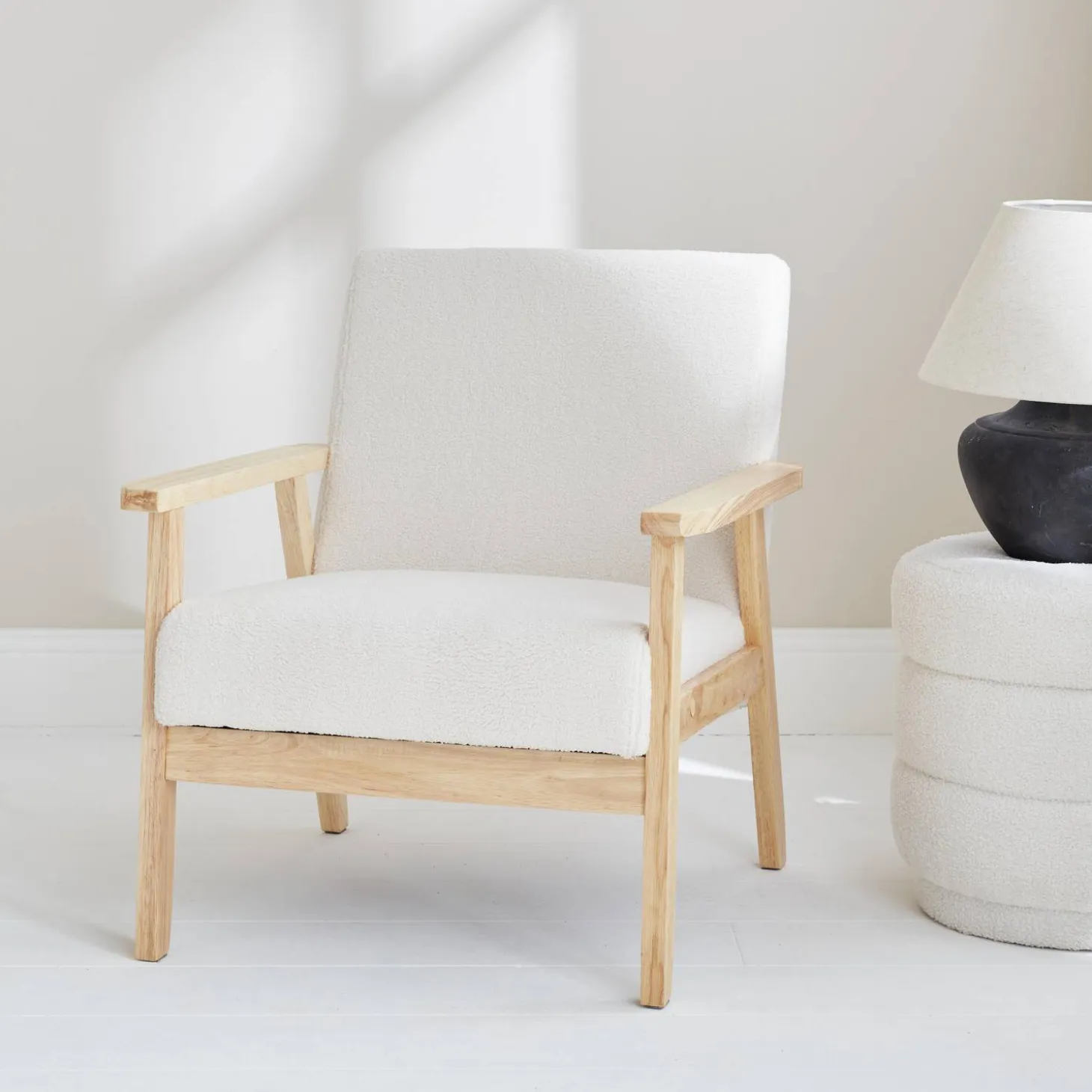 Sillón escandinavo de borreguito y madera de hevea