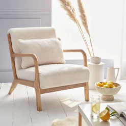 Sillón escandinavo de madera y tela borreguito