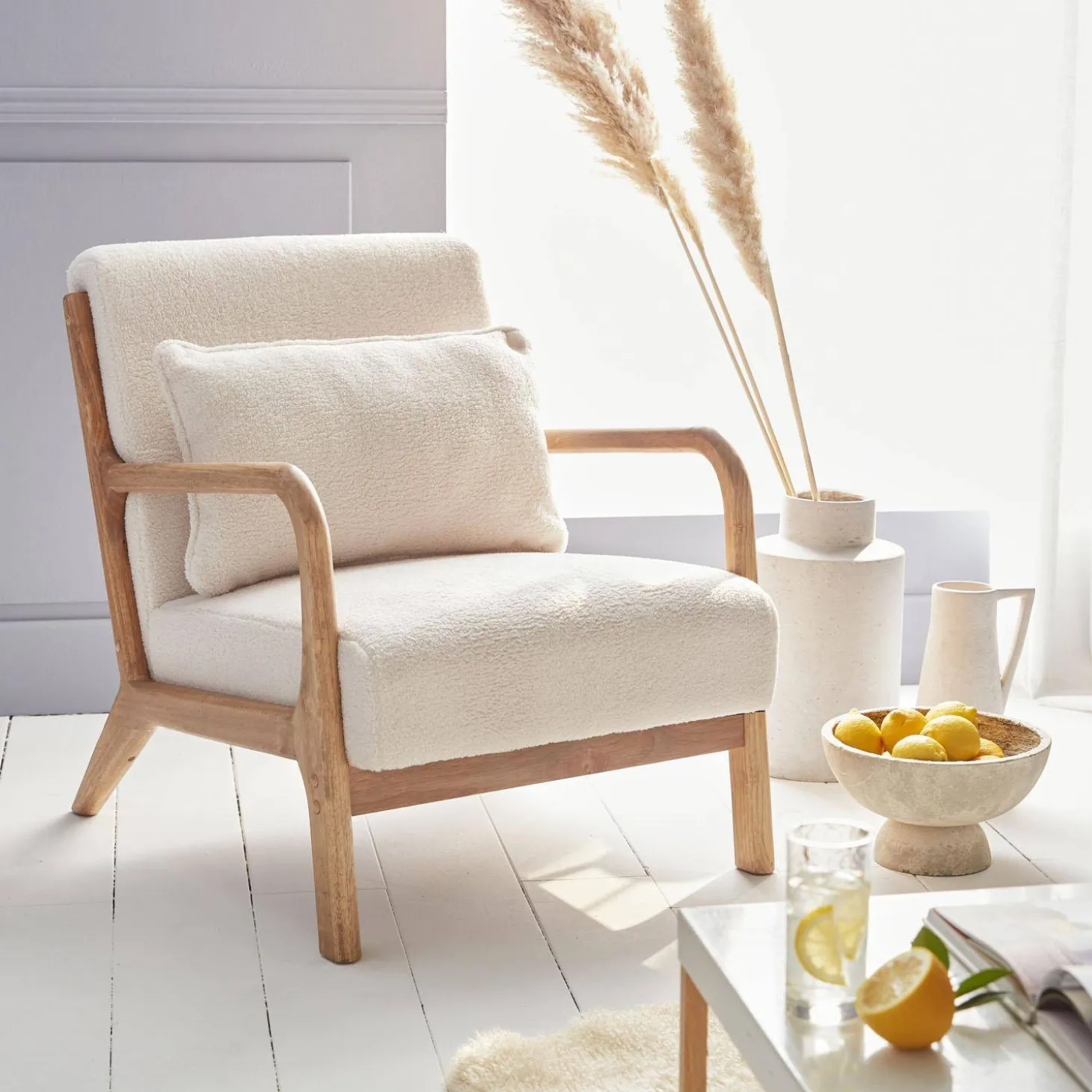 Sillón escandinavo de madera y tela borreguito