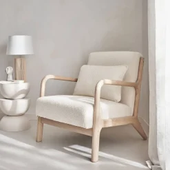 Sillón escandinavo de madera y tela de borreguito texturizado