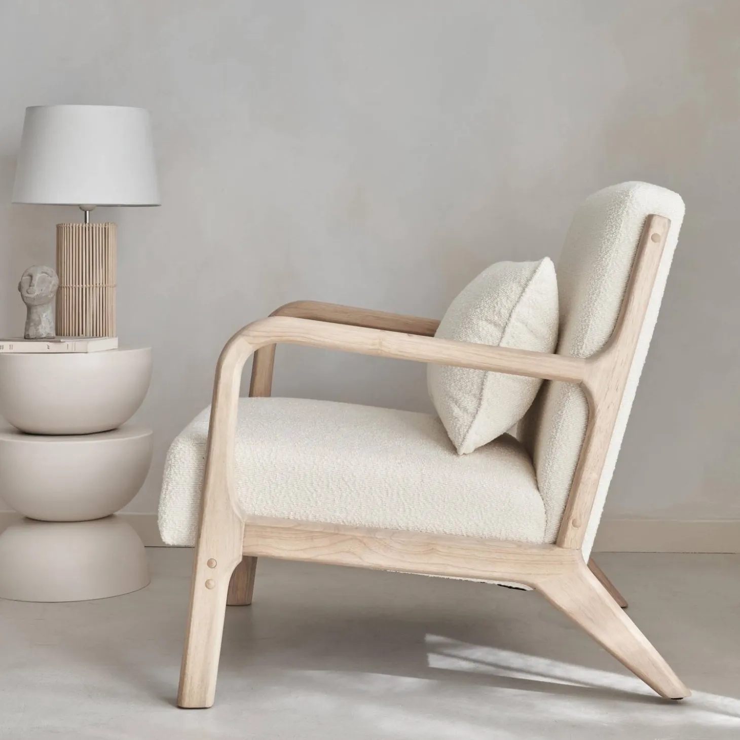 Sillón escandinavo de madera y tela de borreguito texturizado