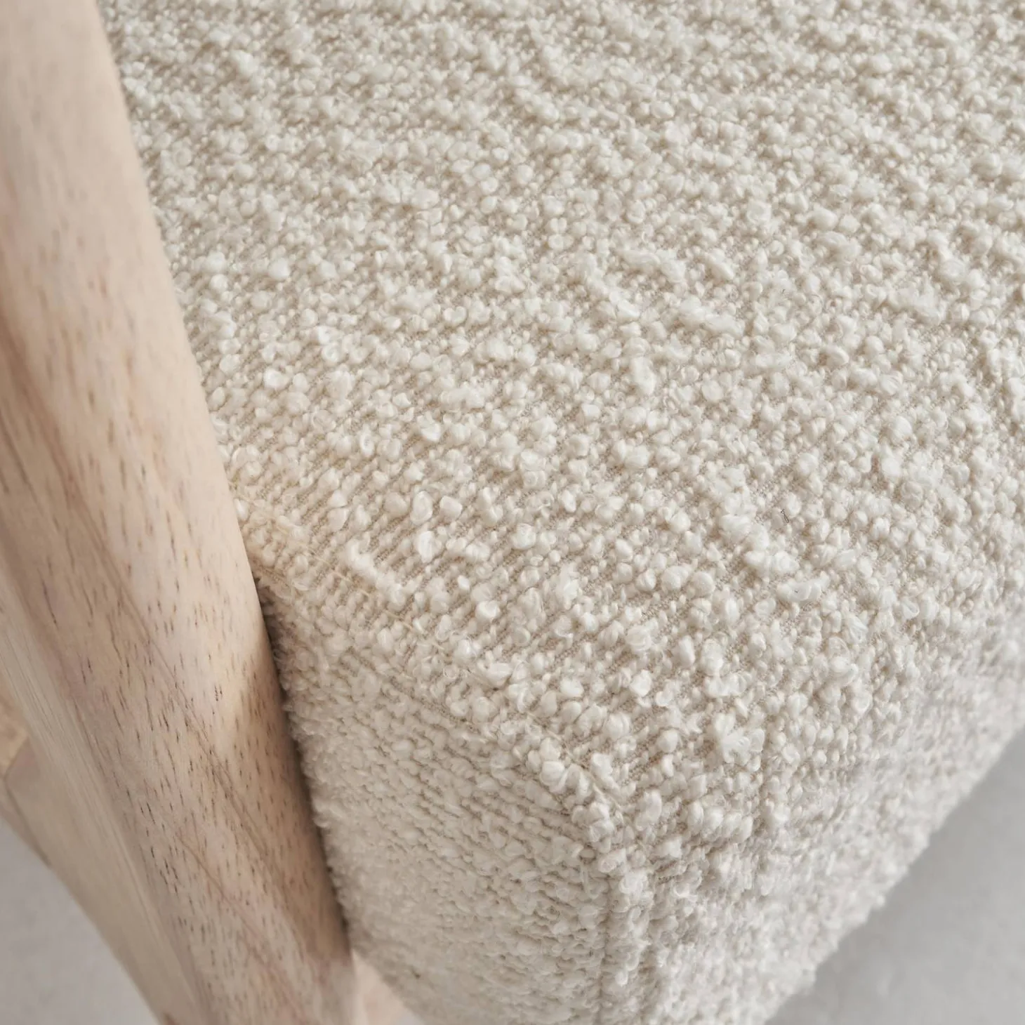 Sillón escandinavo de madera y tela de borreguito texturizado