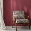 Sillón escandinavo de madera de hevea y estampado de leopardo