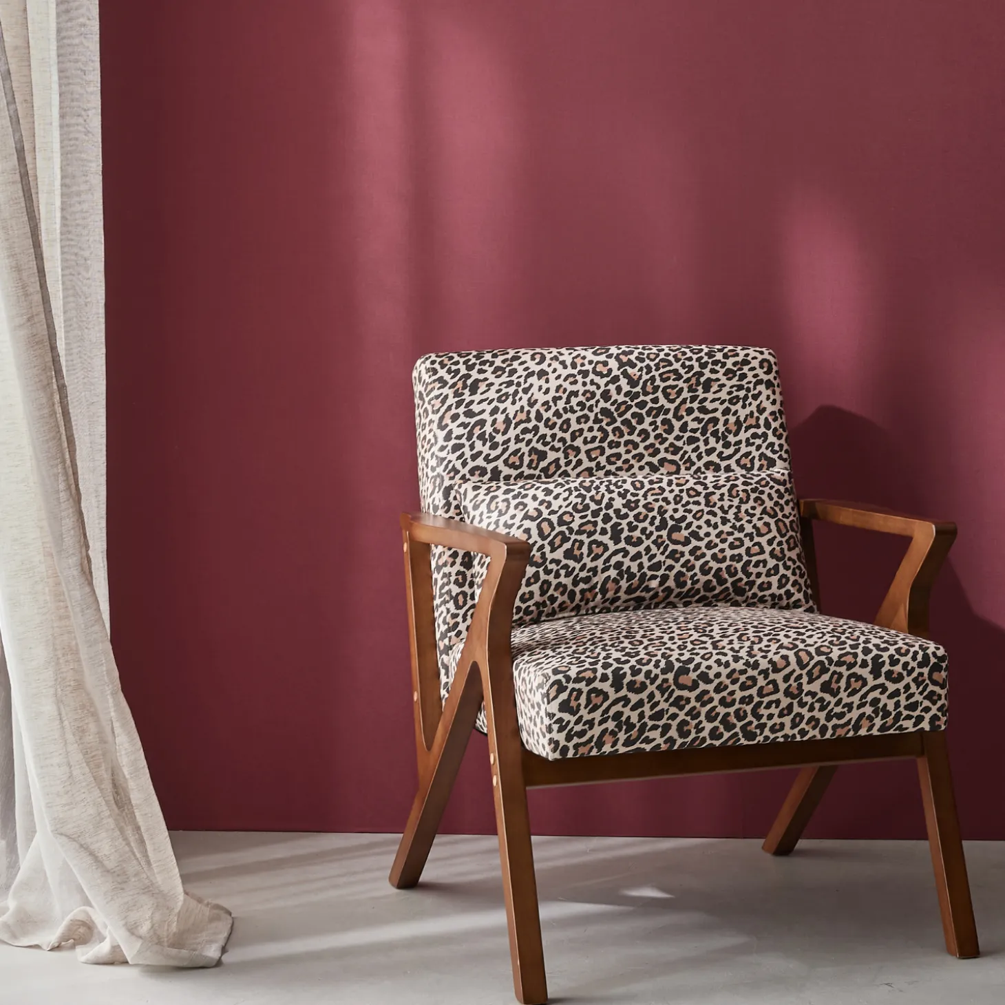 Sillón escandinavo de madera de hevea y estampado de leopardo