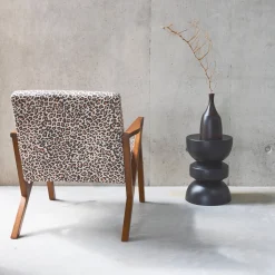 Sillón escandinavo de madera de hevea y estampado de leopardo