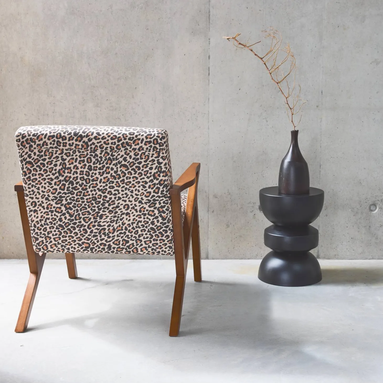Sillón escandinavo de madera de hevea y estampado de leopardo
