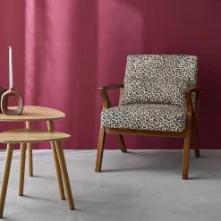 Sillón escandinavo de madera de hevea y estampado de leopardo