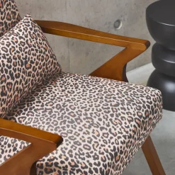 Sillón escandinavo de madera de hevea y estampado de leopardo