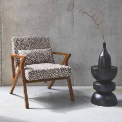 Sillón escandinavo de madera de hevea y estampado de leopardo