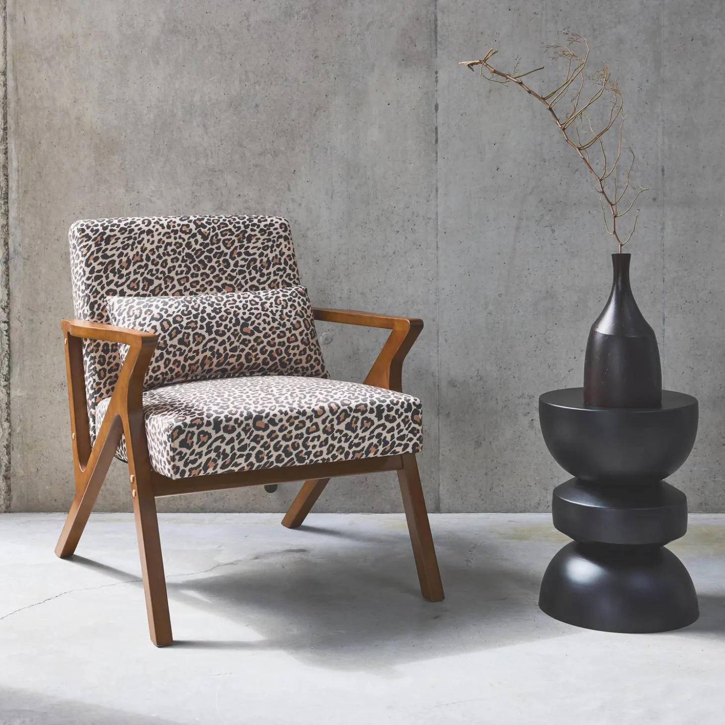 Sillón escandinavo de madera de hevea y estampado de leopardo