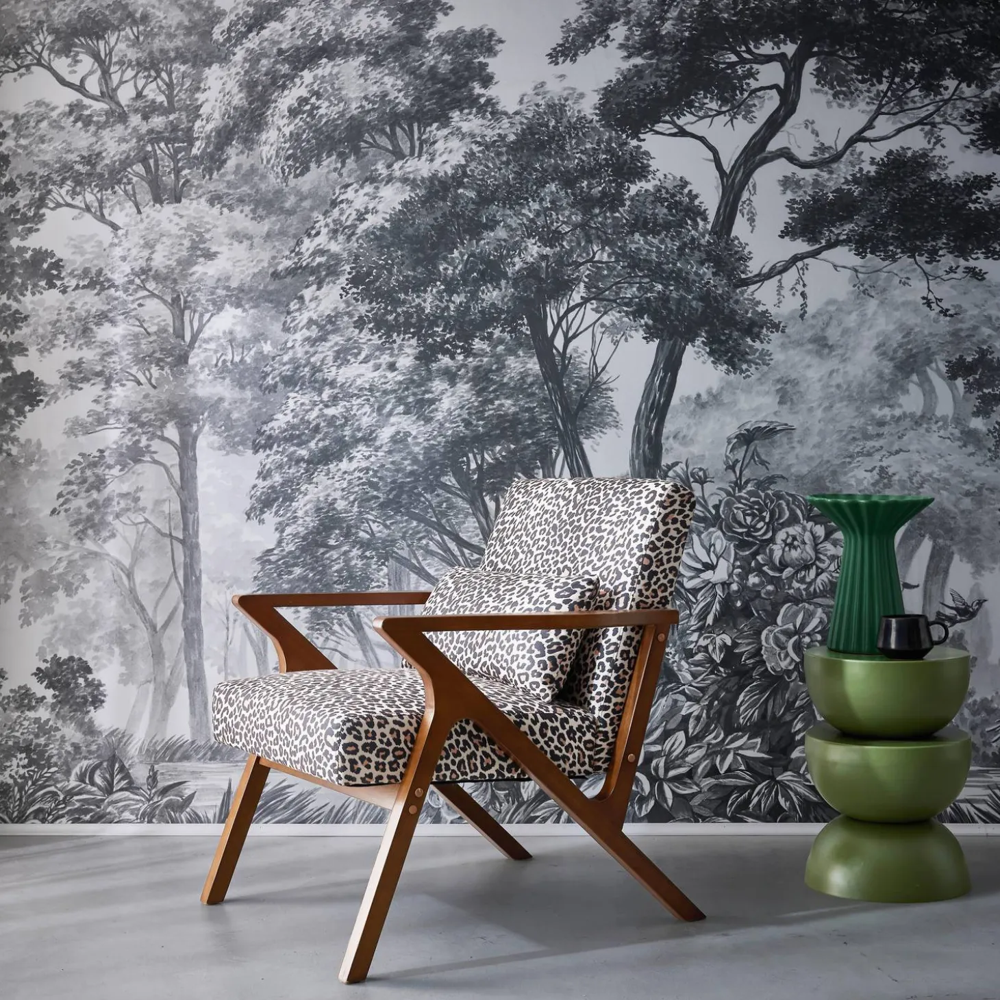 Sillón escandinavo de madera de hevea y estampado de leopardo