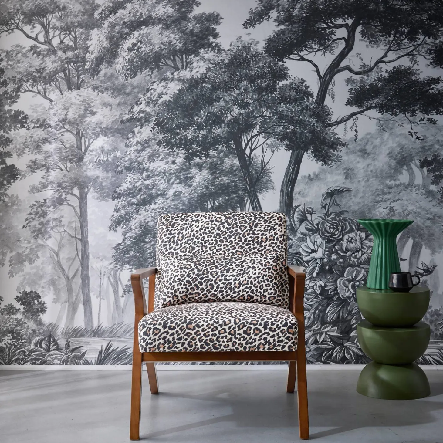 Sillón escandinavo de madera de hevea y estampado de leopardo