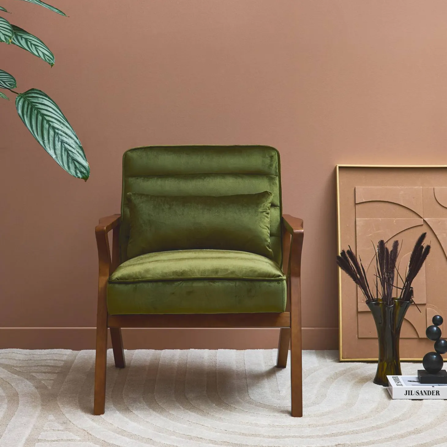 Sillón escandinavo de madera de hevea y terciopelo